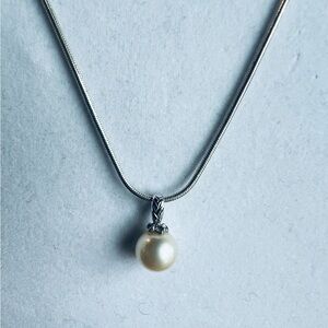 Elegant Sterling Silver Necklace With Pearl